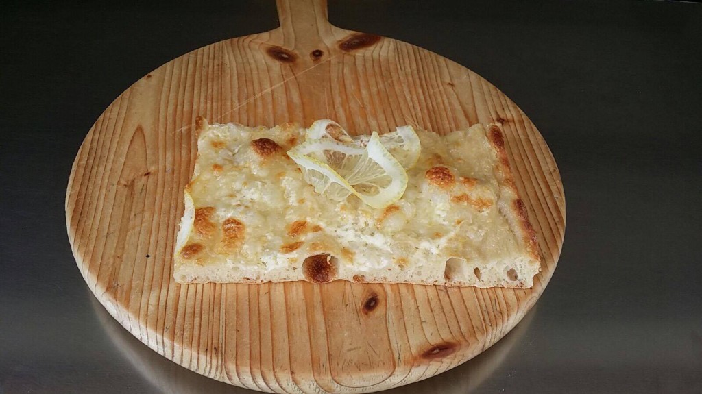 Lemon Pizza from Pizzeria Aumm Aumm 